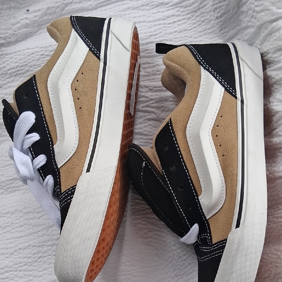 Vans Kids Low-Top Sneakers in Black, Tan & White - Picture 3 of 5